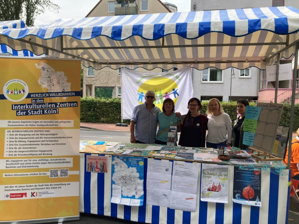 Die Interkulturellen Zentren präsentieren sich mit einem Stand beim Ehrenamtstag.