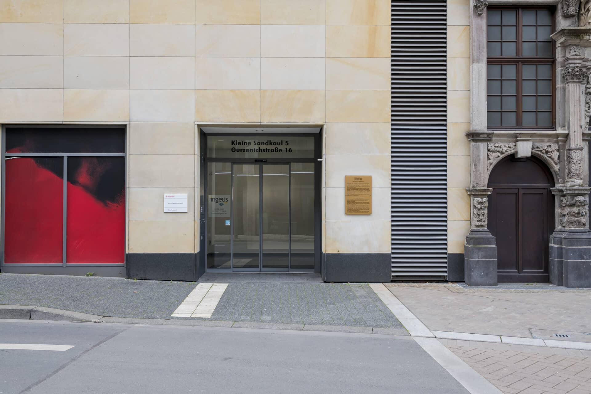 Frontale Ansicht des Eingangs des Kommunalen Integrationszentrums.