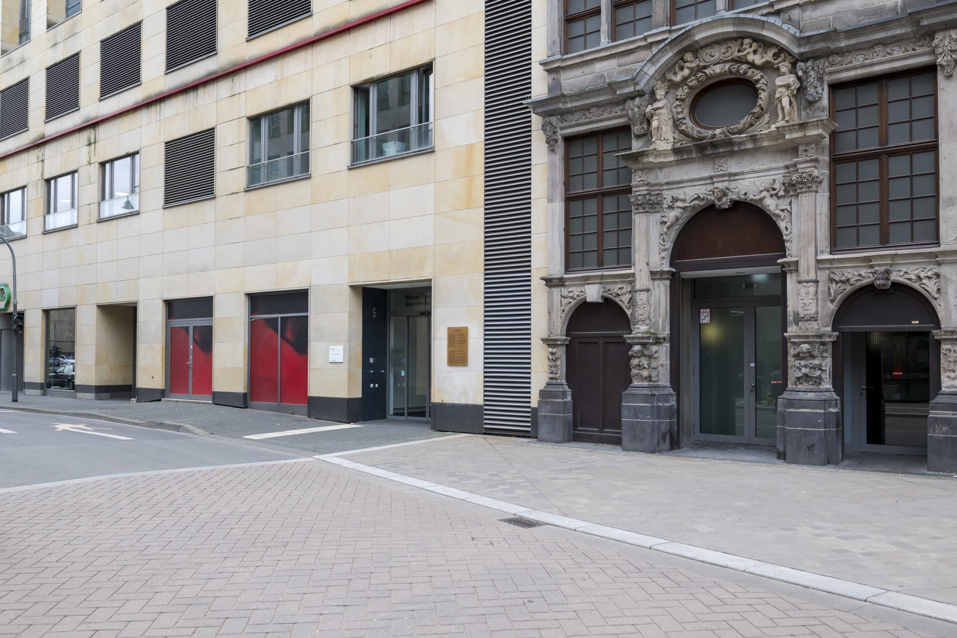 Seitliches Foto des Eingangsbereich des Kommunalen Integrationszentrums.