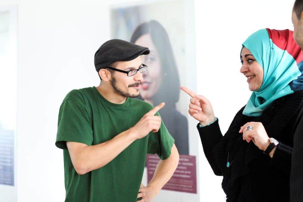 Ein Mann und eine Frau unterhalten sich miteinander.