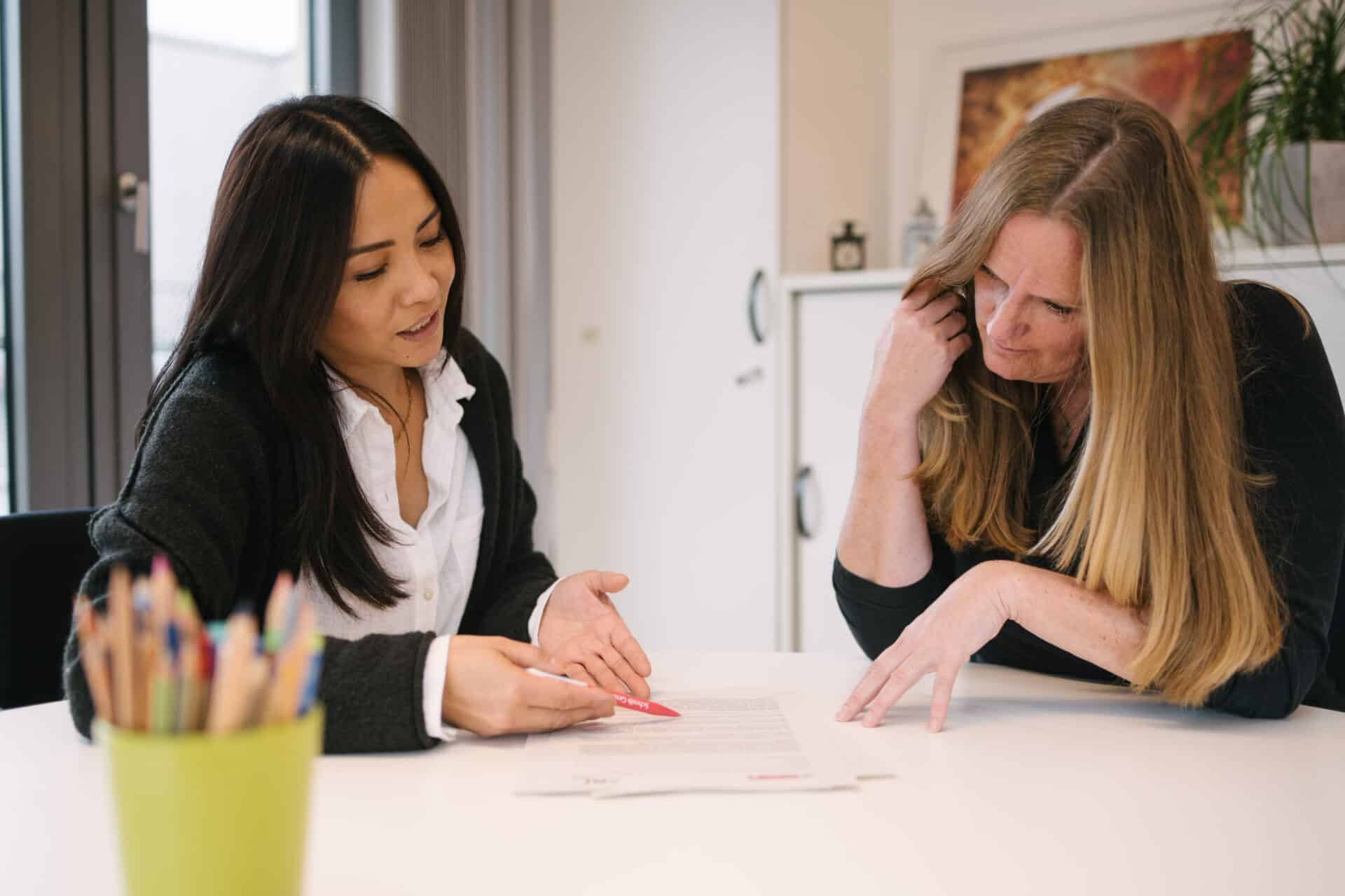 Zwei Frauen im Beratungsgespräch.