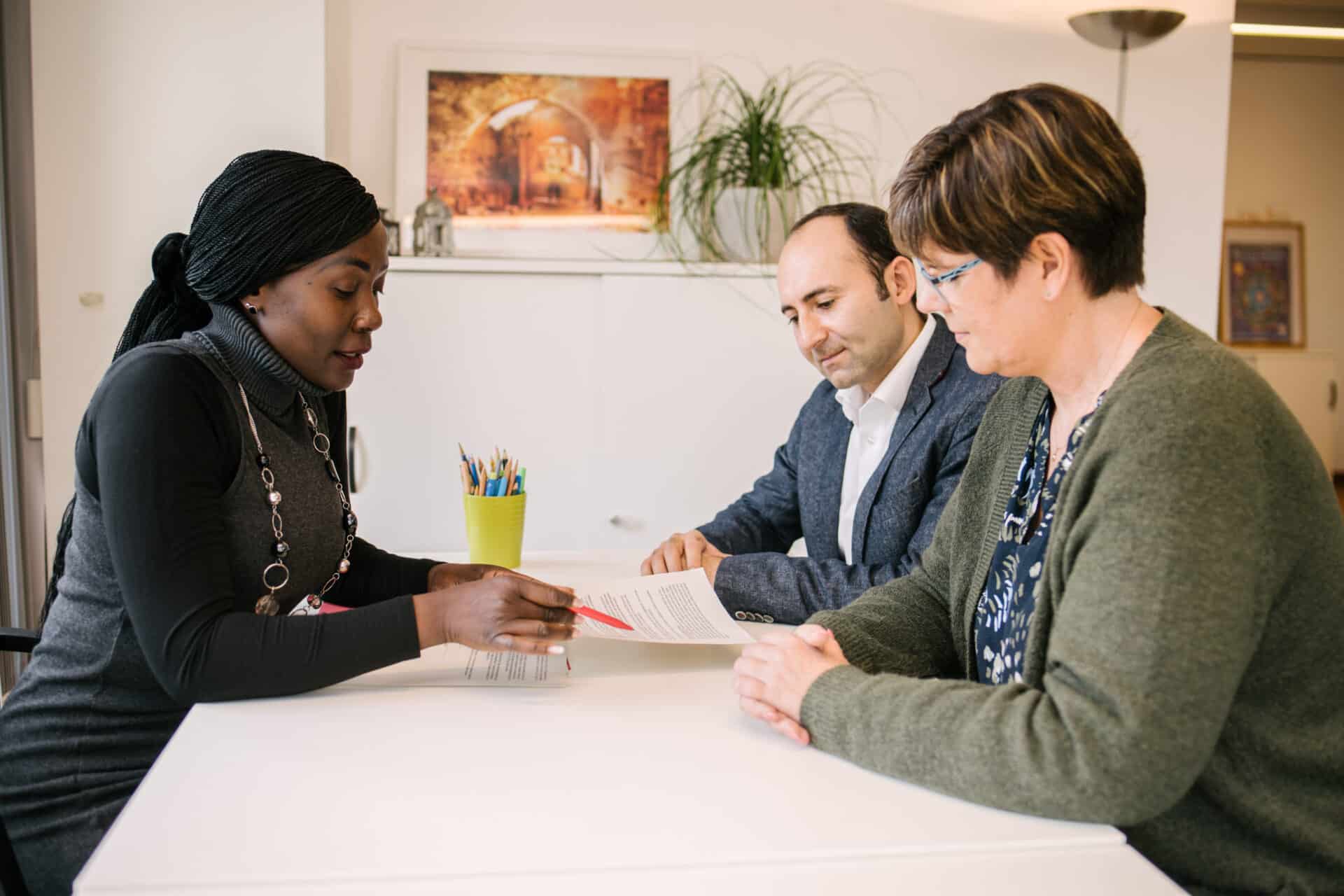 Eine Frau berät einen Mann und eine Frau.