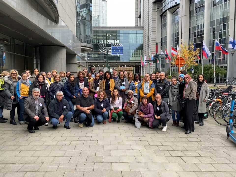 Das Bild zeigt die Delegation der Zentren vor dem Europaparlament.