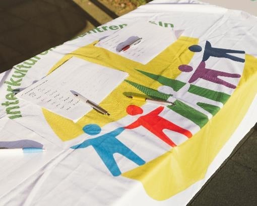 Flagge mit dem Logo des Integrationsrats.