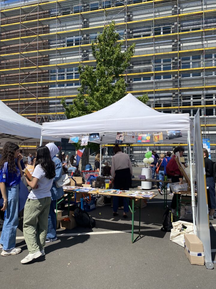 Die Interkulturellen Zentren präsentieren sich mit einem Stand beim Birlikte- Gedenk- und Kulturfest.