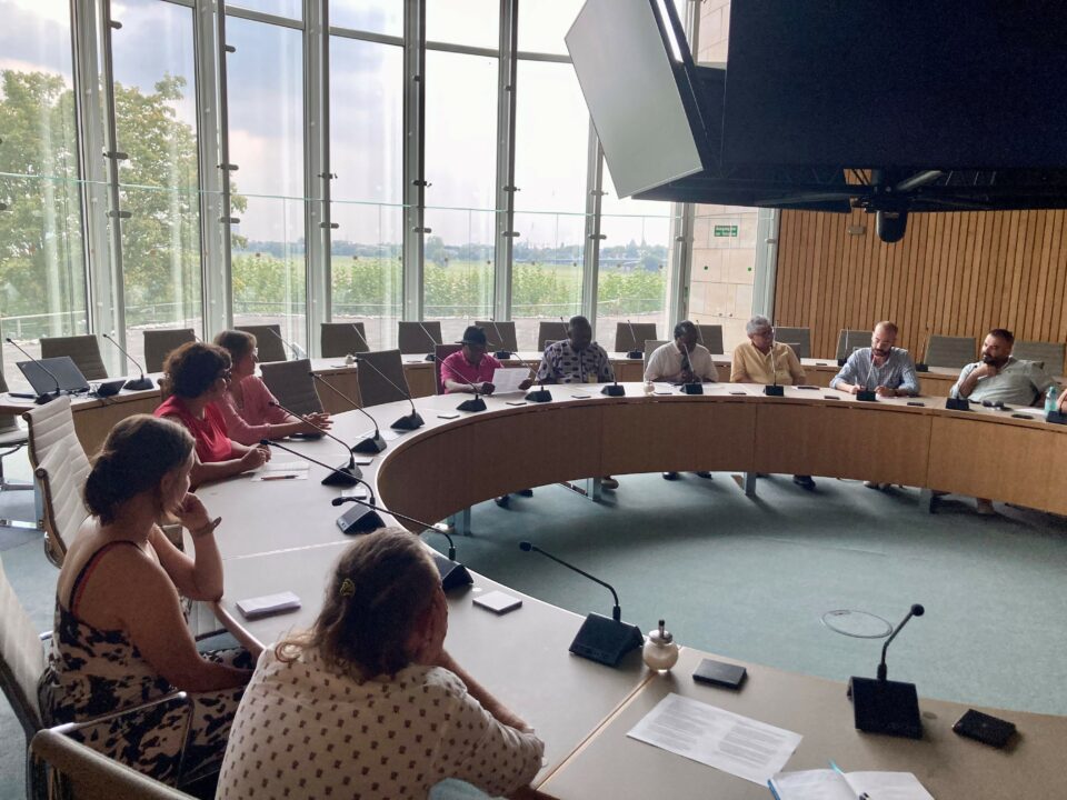 Das Foto zeigt die Delegation der Zentren im Landtag.