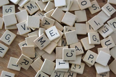 Auf einem Tisch liegen Scrabble-Spielsteine.
