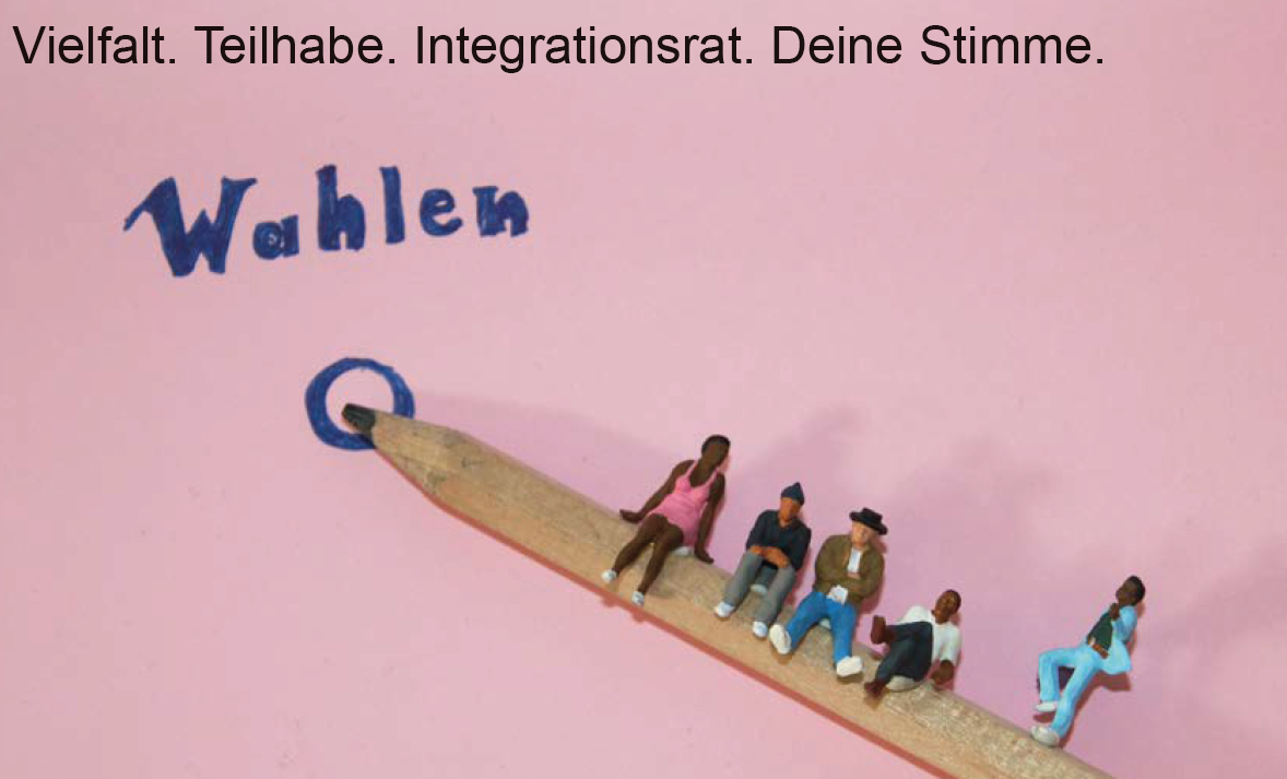 Ein Bleistift zeigt auf einen gezeichneten Stimmkreis mit der Aufschrift Wahlen. Fünf verschiedene Miniaturfiguren sitzen auf dem Bleistift. Der deutsche Text darüber lautet: Vielfalt. Teilhabe. Integrationsrat. Deine Stimme.
