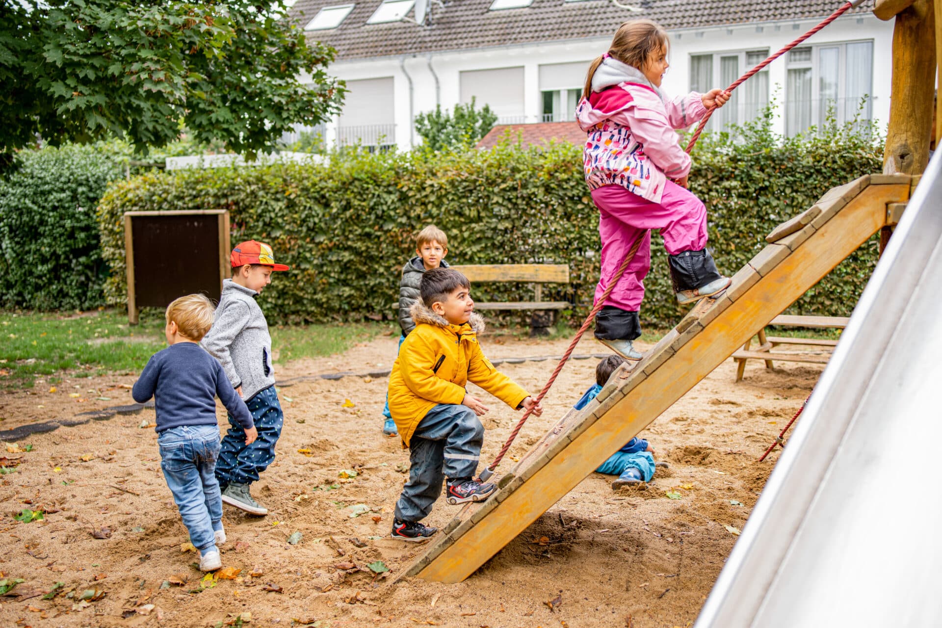 Kinder spielen auf einem Klettergerüst.