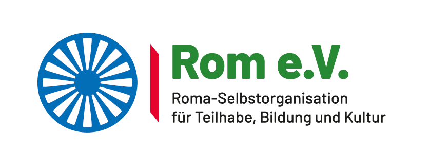 Logo von Rom e.V. mit einem blauen stilisierten Rad auf der linken Seite und deutschem Text: Rom e.V. Roma-Selbstorganisation für Teilhabe, Bildung und Kultur auf der rechten Seite.